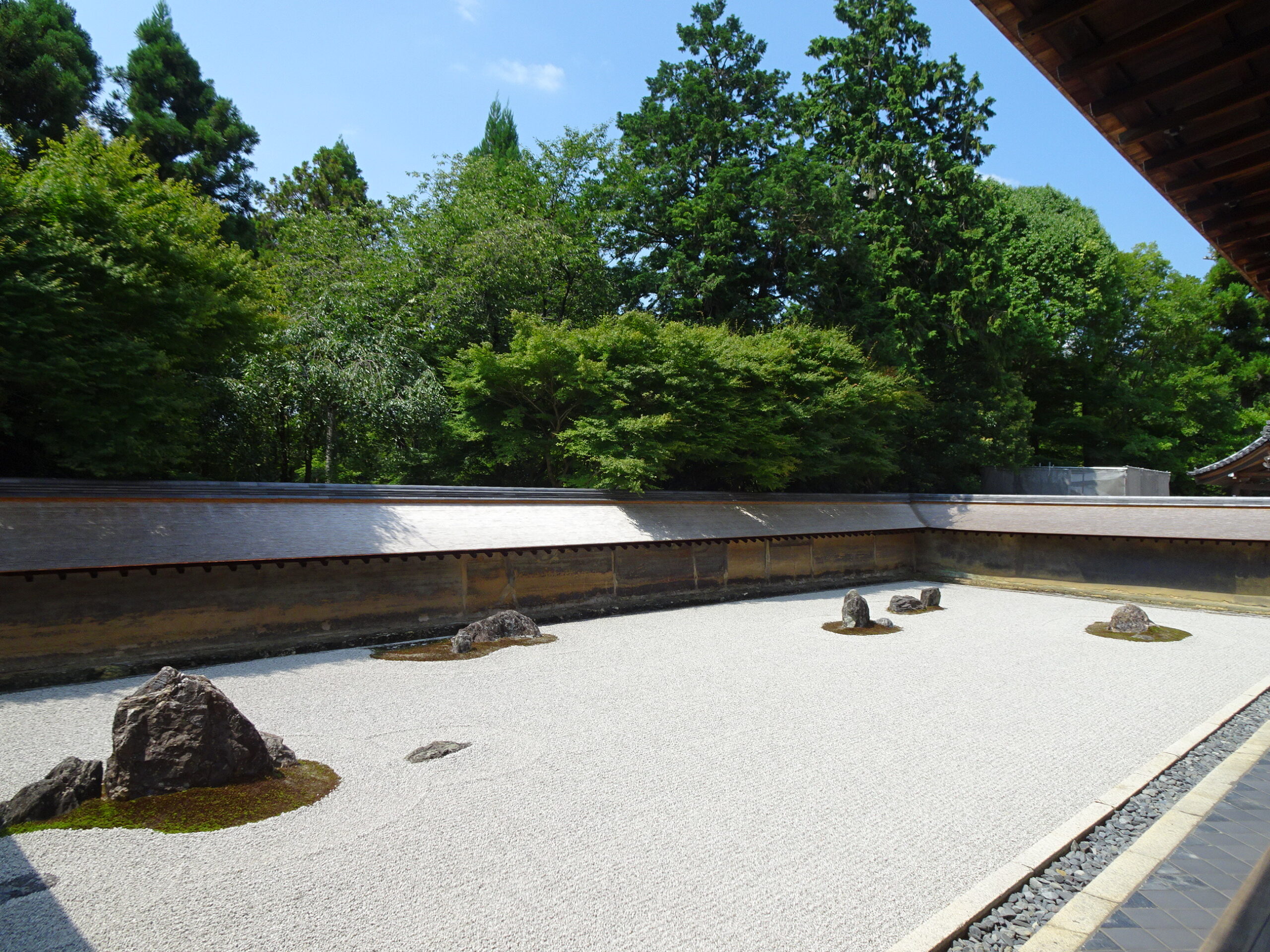 京都・龍安寺、「石庭」と旬の睡蓮と夏カルチャー｜地域の風・京都